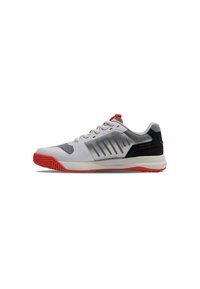 Zapatillas deportivas para hombres con parte superior de malla blanca y negra, acentos rojos, suela de goma y cuello acolchado para apoyo y comodidad.
