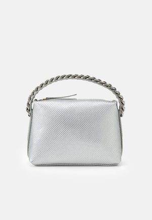 Borsa a tracolla argentata con manico metallico intrecciato e chiusura con cerniera. Forma rettangolare, con una finitura liscia e lucida.