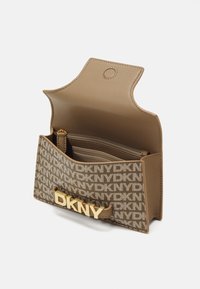Geantă DKNY din material sintetic bej deschis, cu un model de logo embossat, având un accent de logo aurie și un suport pentru carduri la interior.