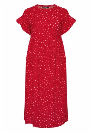 Robe midi rouge à pois blancs, manches courtes à volants, encolure ronde et couture ajustée à la taille.