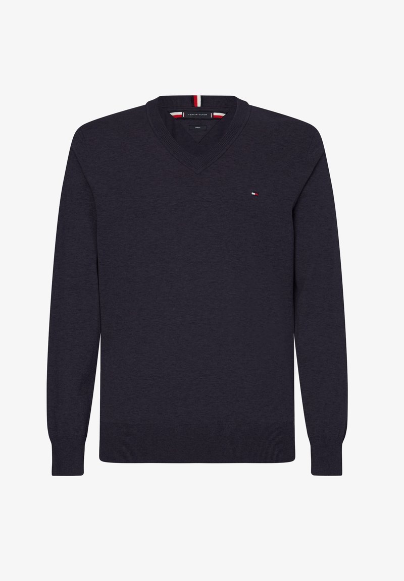 Pull bleu marine à col en V manches longues avec poignets et ourlet côtelés, avec un petit logo rouge, blanc et bleu sur la poitrine gauche.