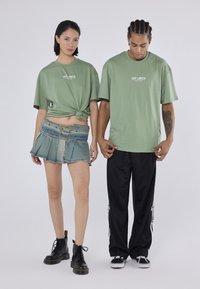 YOURTURN UNISEX - Marškinėliai su spaudiniu - light green