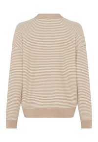 Beiger Pullover mit weißen horizontalen Streifen, gerippter Textur, rundem Ausschnitt und langen Ärmeln. Keine sichtbaren Verschlüsse oder Verzierungen.