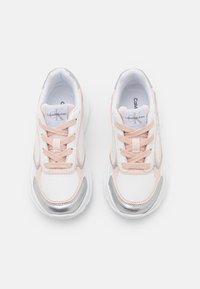 Weiße und rosa Sportschuhe mit silbernen Akzenten, aus Mesh- und Synthetikmaterialien, Schnürdesign, gepolsterter Sohle und Logodetail.