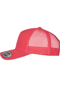 Rød snapback cap med en solid front og mesh bag, der har en buet skygge og et mærke på siden, som viser størrelsesinformation.