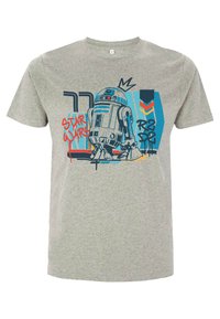 Camiseta gris con un diseño gráfico de R2-D2 con acentos azules y rojos, junto con el texto 'Star Wars' y formas geométricas.