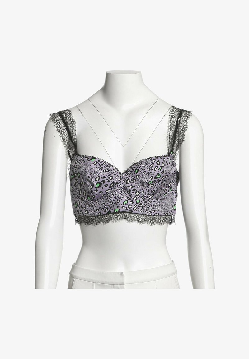 Top court violet imprimé léopard avec bordure en dentelle noire sur les bretelles et l'ourlet, présenté sur un buste de mannequin blanc avec un pantalon blanc.