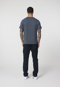 CLOSURE London PAINTED TEDDY TEE - Majica kratkih rukava s printom - charcoal