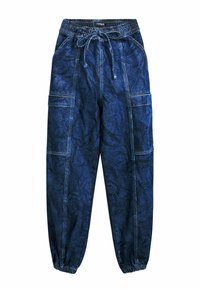 Pantalon jogger en denim bleu foncé avec un motif texturé, taille élastique, cordon de serrage et poignets élastiques avec plusieurs poches.
