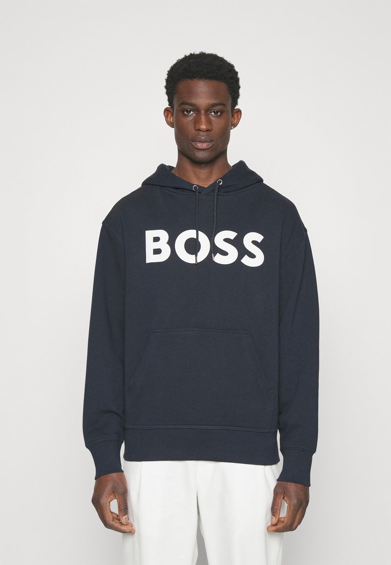 Felpa blu navy con lettering bianco "BOSS", tasca a marsupio, cappuccio regolabile con stringhe, polsini e orlo a coste. Materiale in morbido misto cotone.