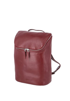 Sac à dos en cuir rouge avec rabat supérieur et fermeture à double fermeture éclair argentée, bretelles réglables et petit logo embossé près du bas.