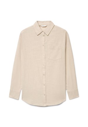 Camicia beige a maniche lunghe con bottoni, colletto e taschino sul petto, realizzata in tessuto strutturato, mostrata stesa su uno sfondo bianco.