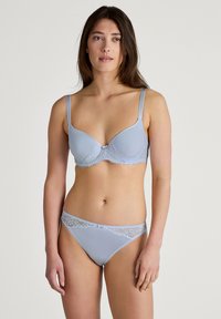 Soutien-gorge bleu clair et culotte assortie, détail en dentelle, tissu lisse, bretelles réglables, soutien avec armature et un motif floral délicat.