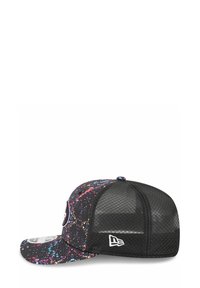 Schwarze Kappe mit einem bunten Spritzmuster, ausgestattet mit einem einfarbigen schwarzen Netzrücken, gebogenem Schirm und einem Logopatch auf der Vorderseite.