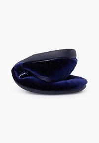 Pantofole pieghevoli blu navy con una morbida texture in velluto e una suola in gomma nera elegante, caratterizzate da un design curvo raffinato per il massimo comfort.