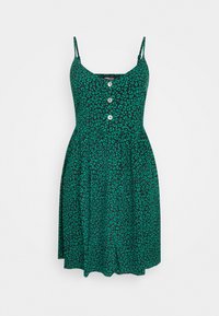 Vestido sin mangas de estampado de leopardo verde y negro con tirantes tipo espagueti y cuatro botones blancos en el frente.