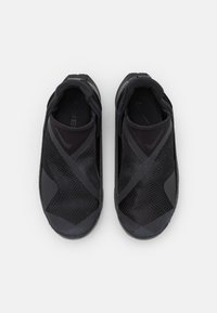 Juodos sportinės bateliai su tinklelio viršumi, turinčiu kryžmin į raštą, tekstūruotais akcentais ir paminkštintu padu.