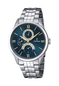Montre en acier inoxydable argenté avec un cadran bleu, des index dorés, des sous-cadrans doubles pour le jour et la date, et un bracelet en métal à texture.