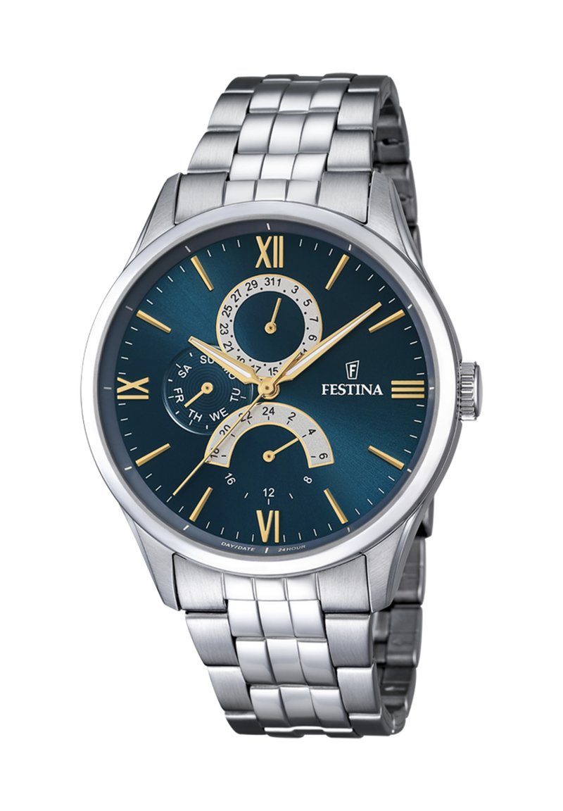 Montre en acier inoxydable argenté avec un cadran bleu, des index dorés, des sous-cadrans doubles pour le jour et la date, et un bracelet en métal à texture.