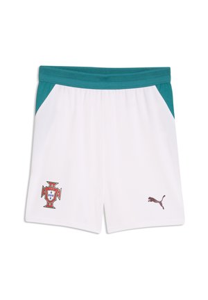 Shorts de sport blancs avec une taille verte et des panneaux latéraux, arborant le blason de football du Portugal sur la jambe gauche et le logo Puma sur la jambe droite.