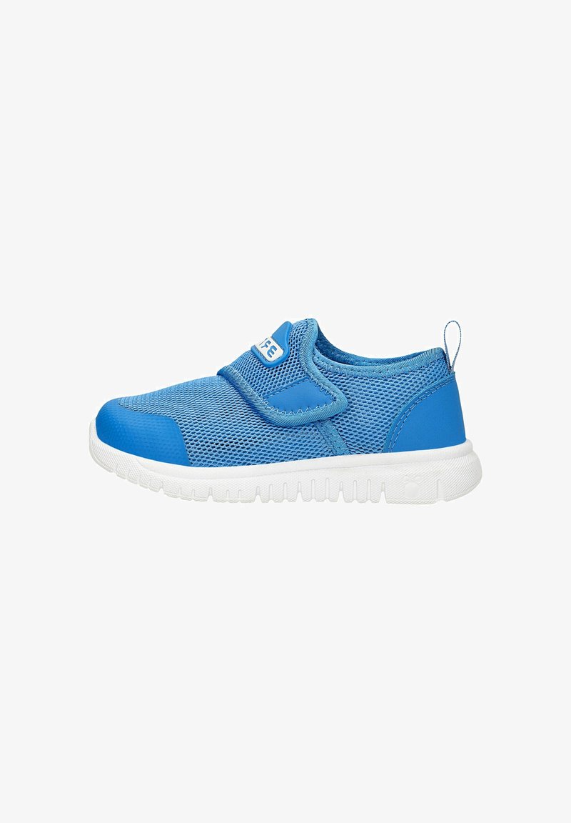 Chaussure pour tout-petit en mesh bleu avec bride réglable à scratch et semelle blanche flexible, conçue pour un port facile et un confort optimal.