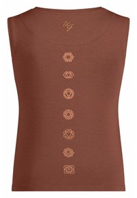 Ruskea hihaton paita pyöreällä kaula-aukolla, jossa on seitsemän chakrasymbolia vaaleanoranssissa pystysuorassa järjestyksessä selkäpuolella. Pehmeä kangas.