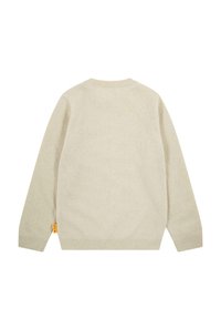 Beige gestrickter Pullover mit langen Ärmeln, rundem Ausschnitt und einem kleinen orangefarbenen Etikett auf der linken Seite. Weiche Textur und klassisches Design.
