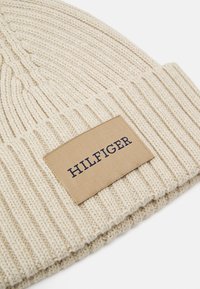 Tommy Hilfiger MONOTYPE PATCH BEANIE UNISEX - Σκούφος - beige