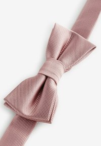 Papillon rosa pallido realizzato in tessuto testurizzato a coste. Presenta un nodo centrale e due anelli simmetrici. Cinturino regolabile incluso.