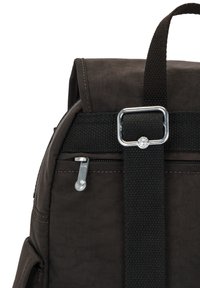Zaino in tessuto marrone con design rettangolare. Presenta una cerniera argentata, accenti di cinturini neri e un dettaglio in fibbia metallica.