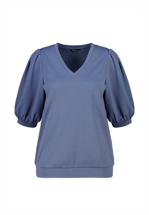 Blouse courte à manches courtes texturée bleue avec col en V, manches bouffantes et poignets ajustés, taille moyenne, présentée sur un fond blanc.