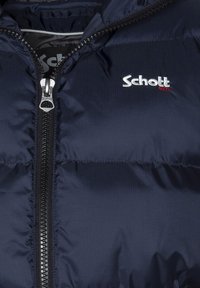 Granatowa kurtka puchowa na zamek z gładką fakturą, pikowanym wzorem oraz małym białym i czerwonym logo "Schott" na klatce piersiowej.