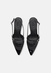 Mustat lakatut slingback-kengät, joissa on terävät varpaat, nauhatakoristeet, säädettävät nilkkavyöt ja teksturoidut kankaat.