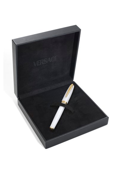 Bolígrafo de lujo blanco y dorado asegurado dentro de una caja de presentación negra de Versace abierta, con un revestimiento interior suave.