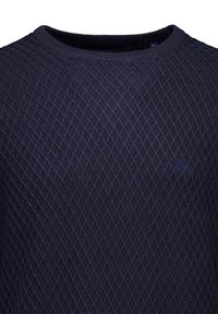 Granatowy sweter o fakturze z wzorem w romby, z okrągłym ściągaczem i delikatnym logo w pasującym kolorze z przodu.