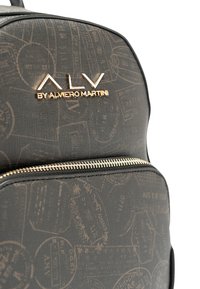 Zaino nero dalla texture con logo dorato, chiusura con zip e motivo in rilievo di timbri di viaggio. Materiale resistente con dettagli curati.
