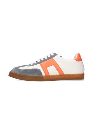 Sneaker basse en cuir blanc, bout en daim gris, bande latérale orange et talon, lacets blancs et semelle en caoutchouc translucide marron.