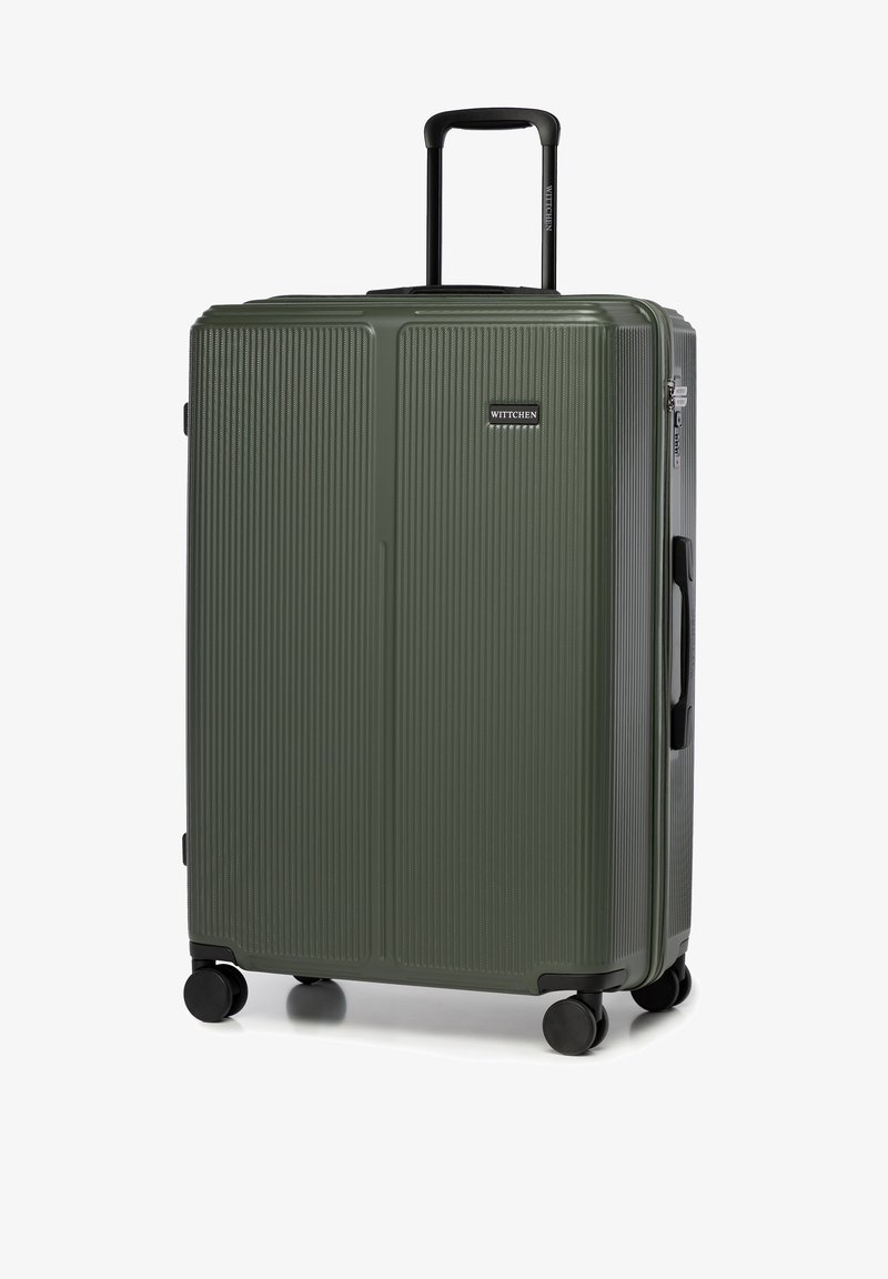 Valise rigide de couleur vert olive avec texture rainurée verticale, accents noirs, poignee rétractable, et quatre roues noires pour la mobilité.