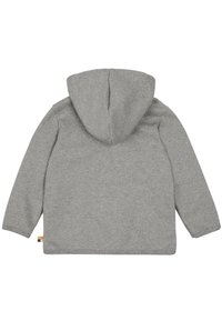 Grauer, gerippter Hoodie aus strukturiertem Stoff, mit einer weichen Kapuze, langen Ärmeln und einem kleinen bunten Etikett auf der unteren linken Seite.