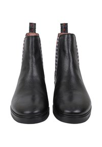 Czarne skórzane botki sięgające kostki z elastycznymi panelami bocznymi, akcentami z teksturowanej tkaniny oraz gładkim, okrągłym noskiem. Obecne detale w czerwono-czarnym ściegu.