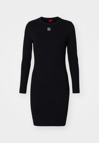 Robe noire ajustée à manches longues avec col rond, présentant un petit logo blanc "HUGO" centré sous l'encolure.