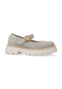 Buty typu Mary Jane z plecioną cholewką w jasnoszarym kolorze, gładką skórzaną piętą, okrągłym brązowym guzikiem oraz fakturowaną białą podeszwą.