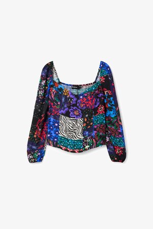 Pestrobarevná patchwork blůza s dlouhými nafouklými rukávy. Obsahuje květinové, zvířecí vzory a abstraktní motivy na černém pozadí. Texturový povrch.