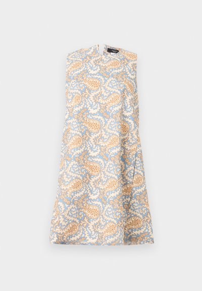 Φόρεμα σε γραμμή Α χωρίς μανίκια με μπεζ και ανοιχτό μπλε λουλουδένιο και πασλεϊ μοτίβο σε λευκό φόντο, με στρογγυλή λαιμόκοψη και μικρή σχισμή.