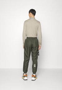 EA7 Emporio Armani Teplákové kalhoty - olive