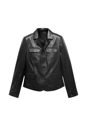 Zwart lederen button-up jas met een kraag, twee opgestikte borstzakken en twee onderzakken met klep, weergegeven op een witte achtergrond.