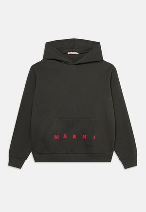 Schwarzes Kapuzensweatshirt mit Fronttasche und rotem "MARNI" Schriftzug über der Tasche, dargestellt auf weißem Hintergrund.