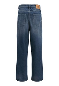 Jean bleu marine à jambes larges avec deux poches arrière et un patch en cuir marron marqué « Jack & Jones » à la taille.