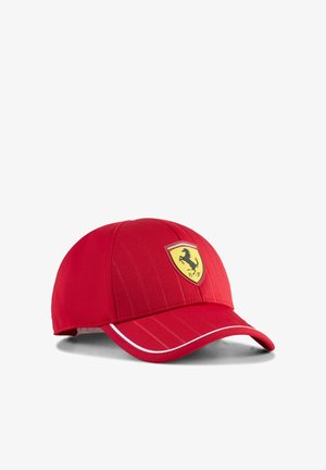 Czerwona czapka z logo Ferrari na żółtej tarczy, zaprojektowana z prążkami i białym akcentem wzdłuż krawędzi daszka.