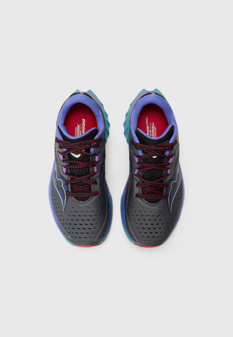 Zapatillas de running negras con acentos en púrpura y verde azulado, diseño perforado, plantillas rojas y cordones negros, con una suela resistente para tracción.